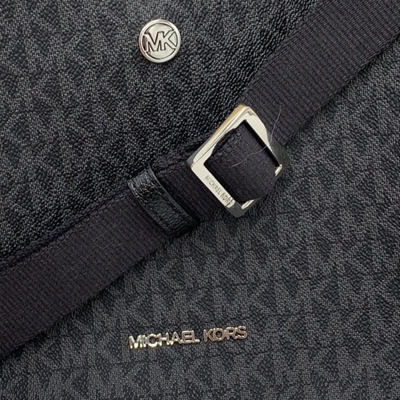MICHAEL KORS
Briley Small Logo Messenger Bag BLACK SIGNATURE COLOR - Picture 13 of 15